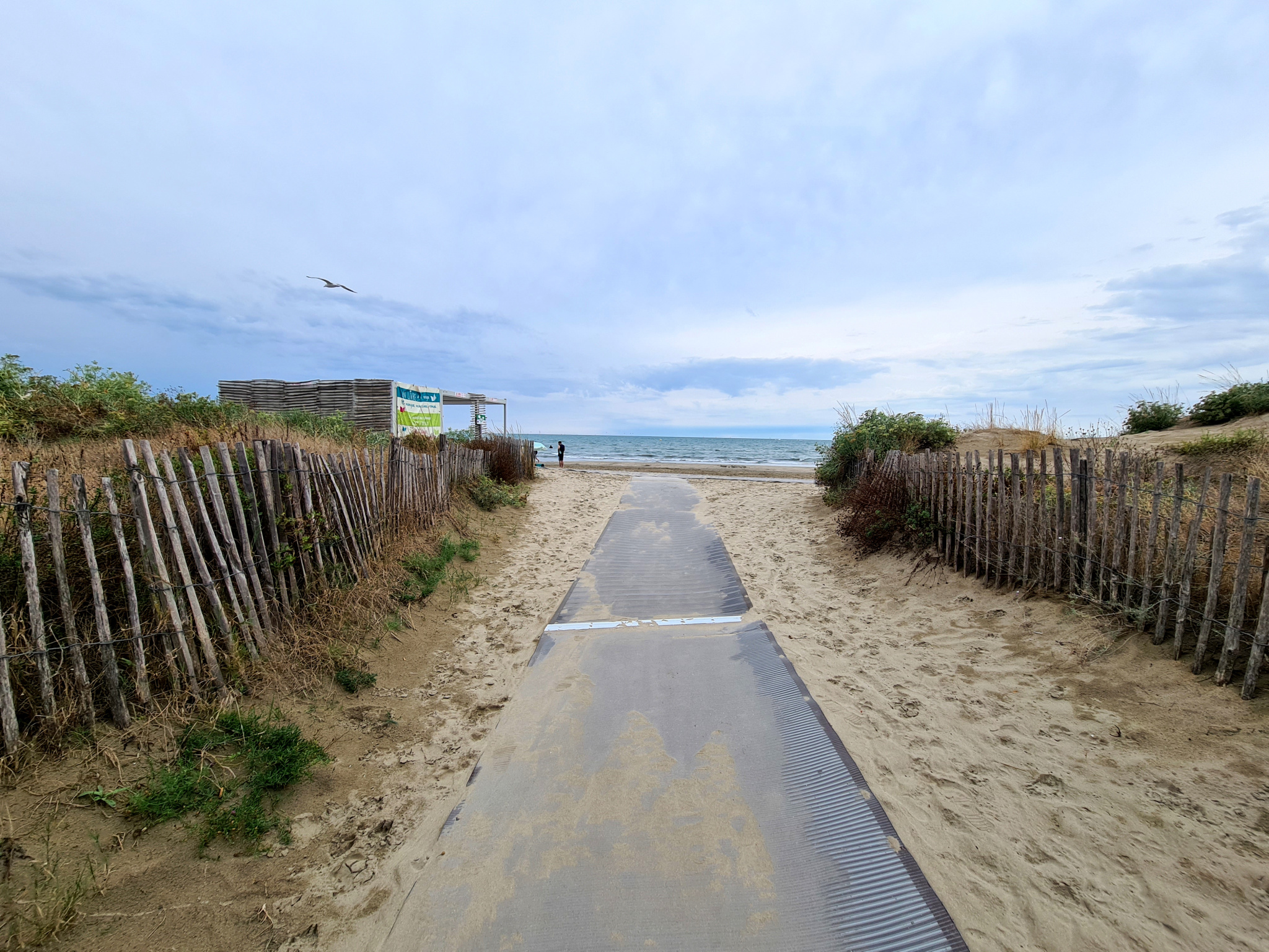 l'accès plage en face de la residence