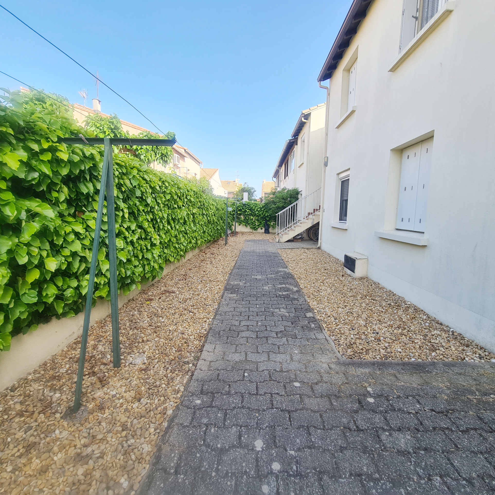 vue arrière et entrée appartement - étendoir ext commun